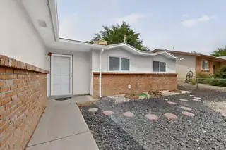 6213 Avenida La Costa NE 