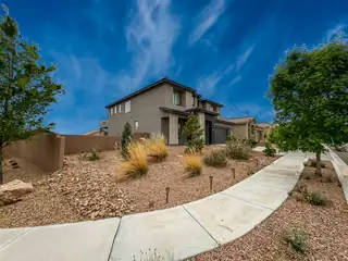 2826 Kings Canyon Loop NE 