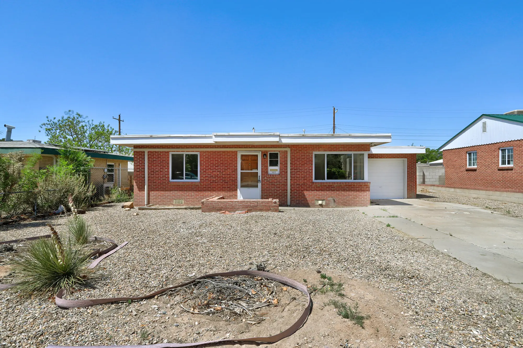 907 Manzano Street NE