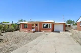 907 Manzano Street NE 