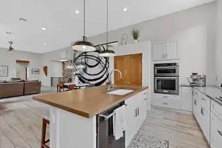 6305 Ghost Flower Trail NE 