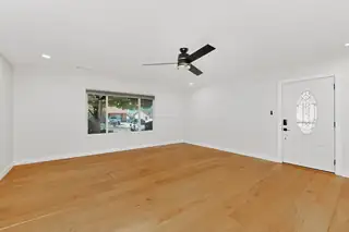 7013 Avenida La Costa NE 