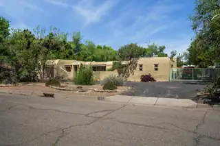 1029 Los Arboles Avenue NW 