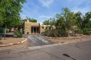 1029 Los Arboles Avenue NW 