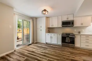 18 Lakeshore Drive NE 