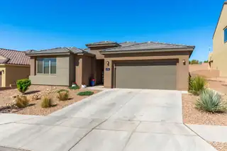2745 Kings Canyon Loop NE 