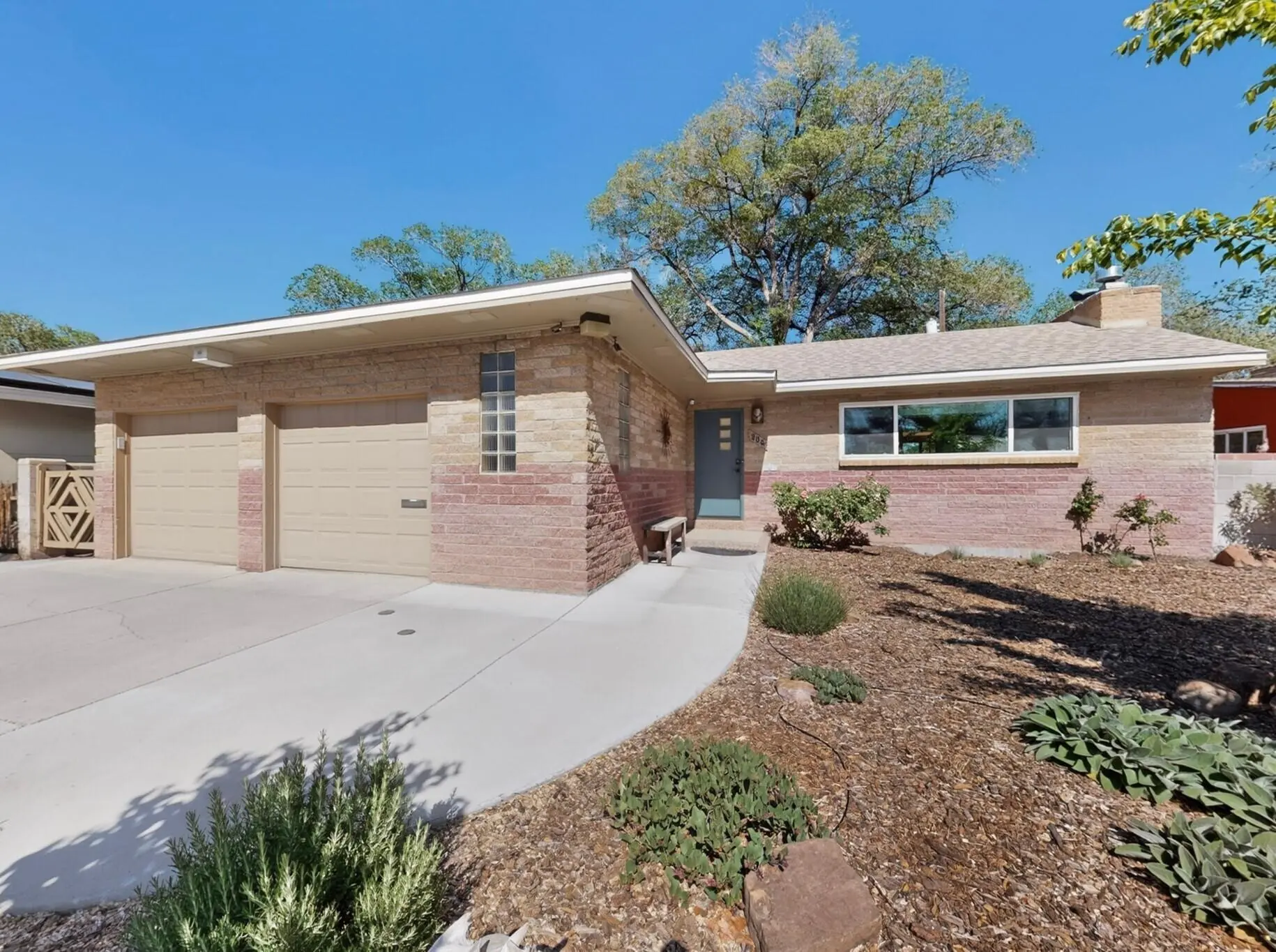 806 Hermosa Drive NE