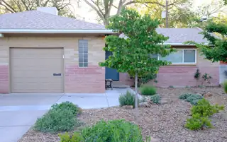806 Hermosa Drive NE 
