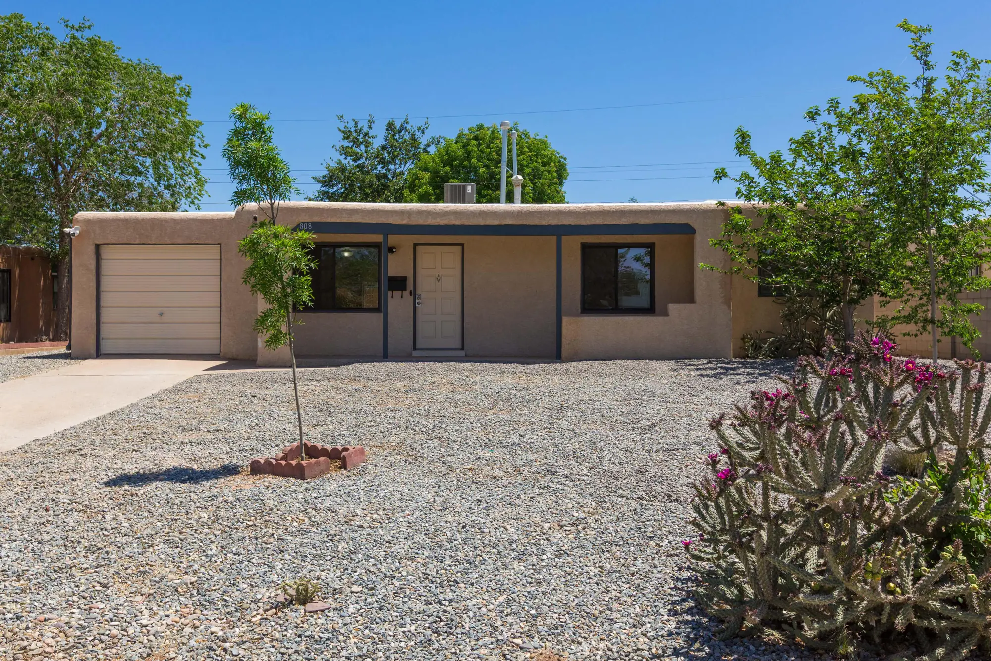 808 La Veta Drive NE