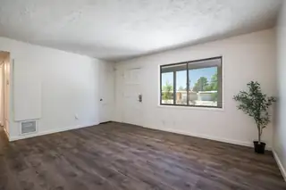 808 La Veta Drive NE 