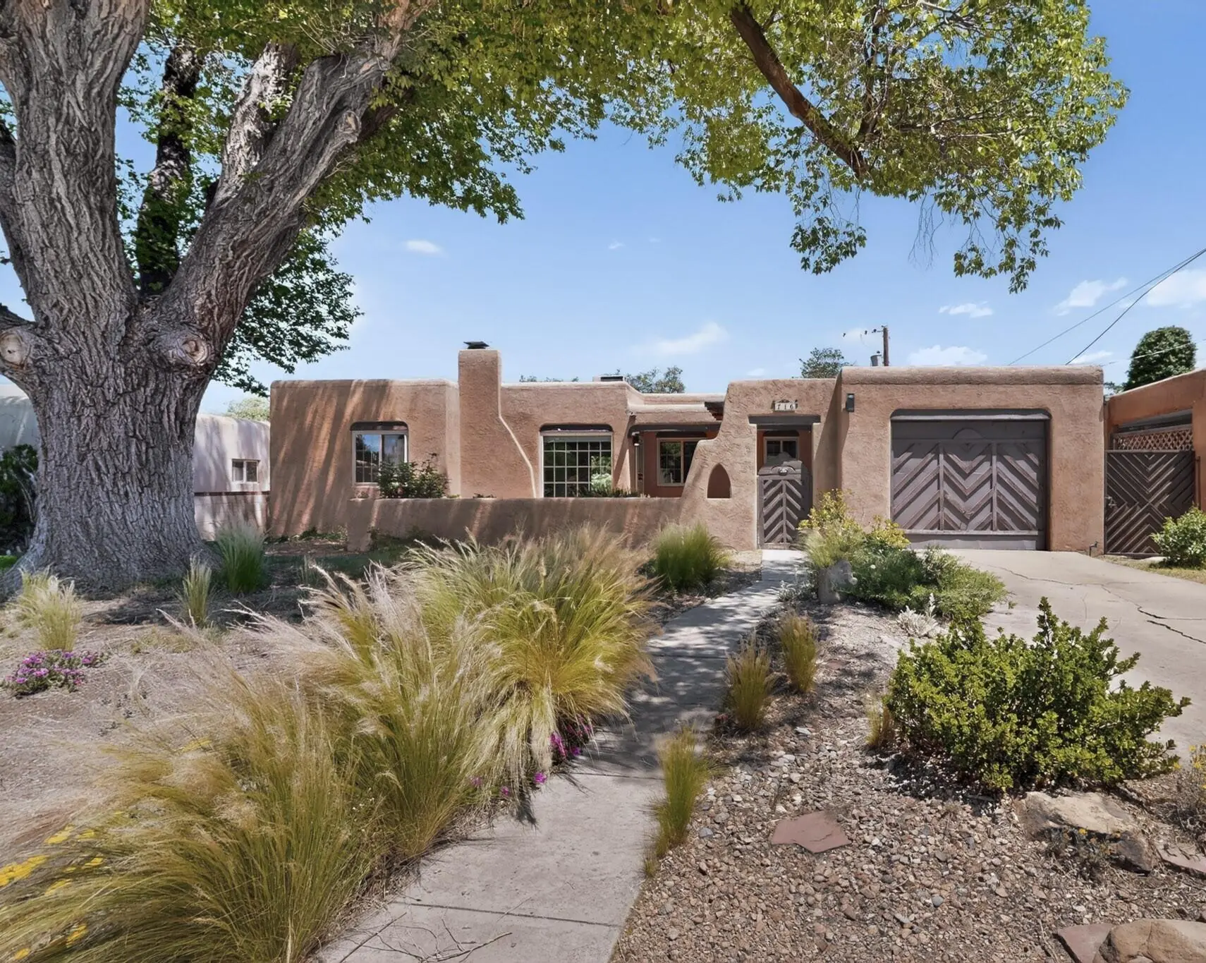 716 Loma Vista Drive NE