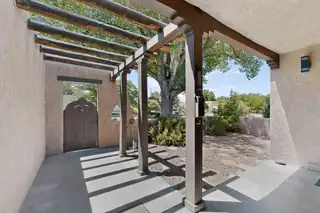 716 Loma Vista Drive NE 