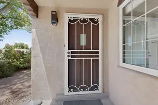 716 Loma Vista Drive NE 