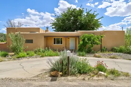 712 Green Valley Road NW, Los Ranchos
