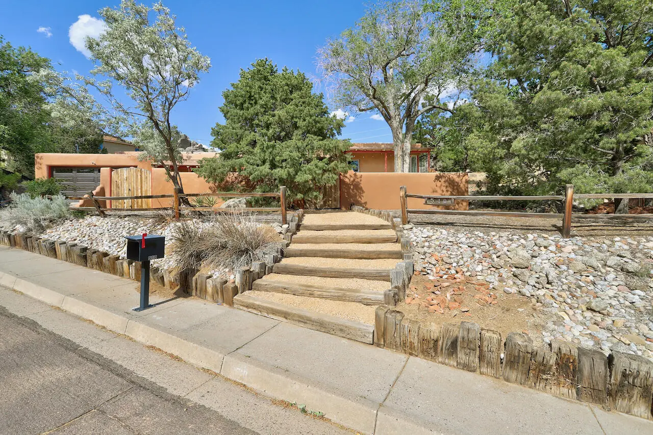510 Camino De La Sierra NE