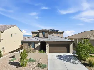 2802 Kings Canyon Loop NE 