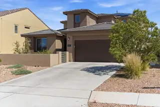 2802 Kings Canyon Loop NE 