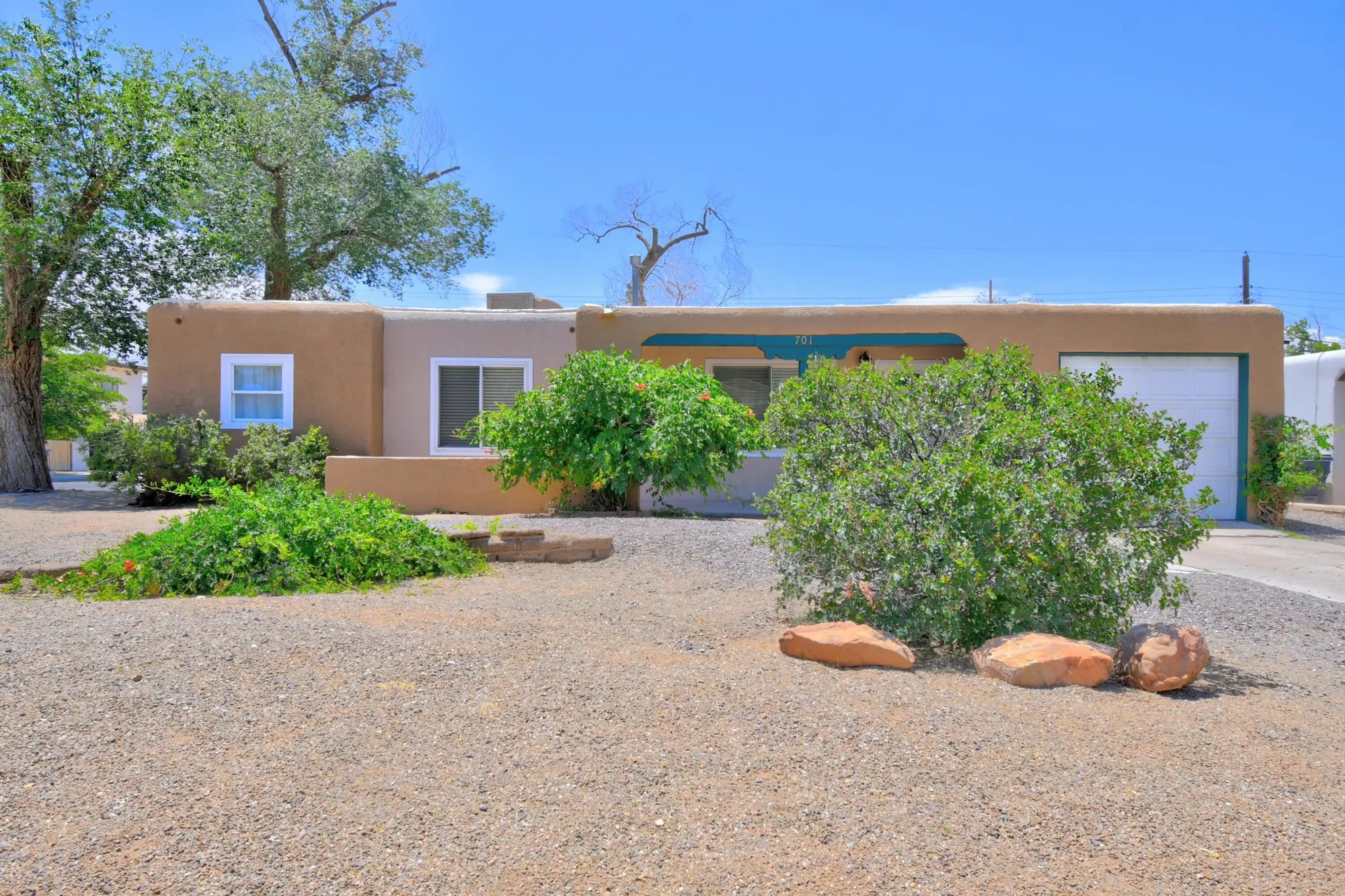 701 Palomas Drive NE