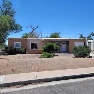 701 Palomas Drive NE 