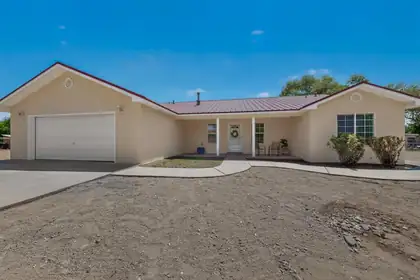 6 King Court, Los Lunas