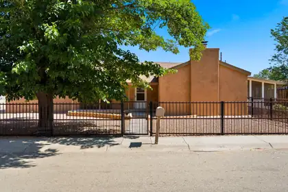 105 Green Valley Road NW, Los Ranchos