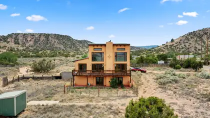 10 New Mexico State RD 233, Medanales