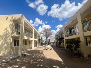 911 Alvarado Drive SE 4 