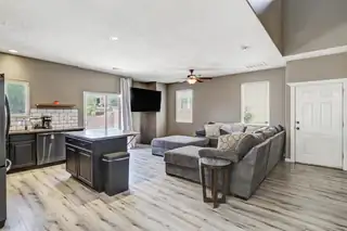 2613 Violeta Circle SE 
