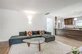 345 Aliso Drive NE 