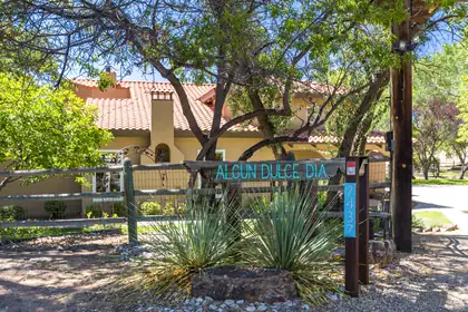 7437 Rio Grande Boulevard NW, Los Ranchos 