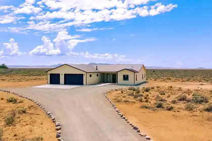 16 Las Borregas Road, Belen