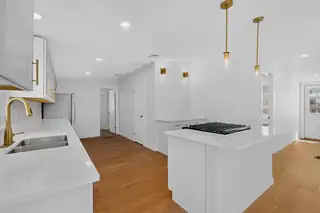 517 E First Street NE 