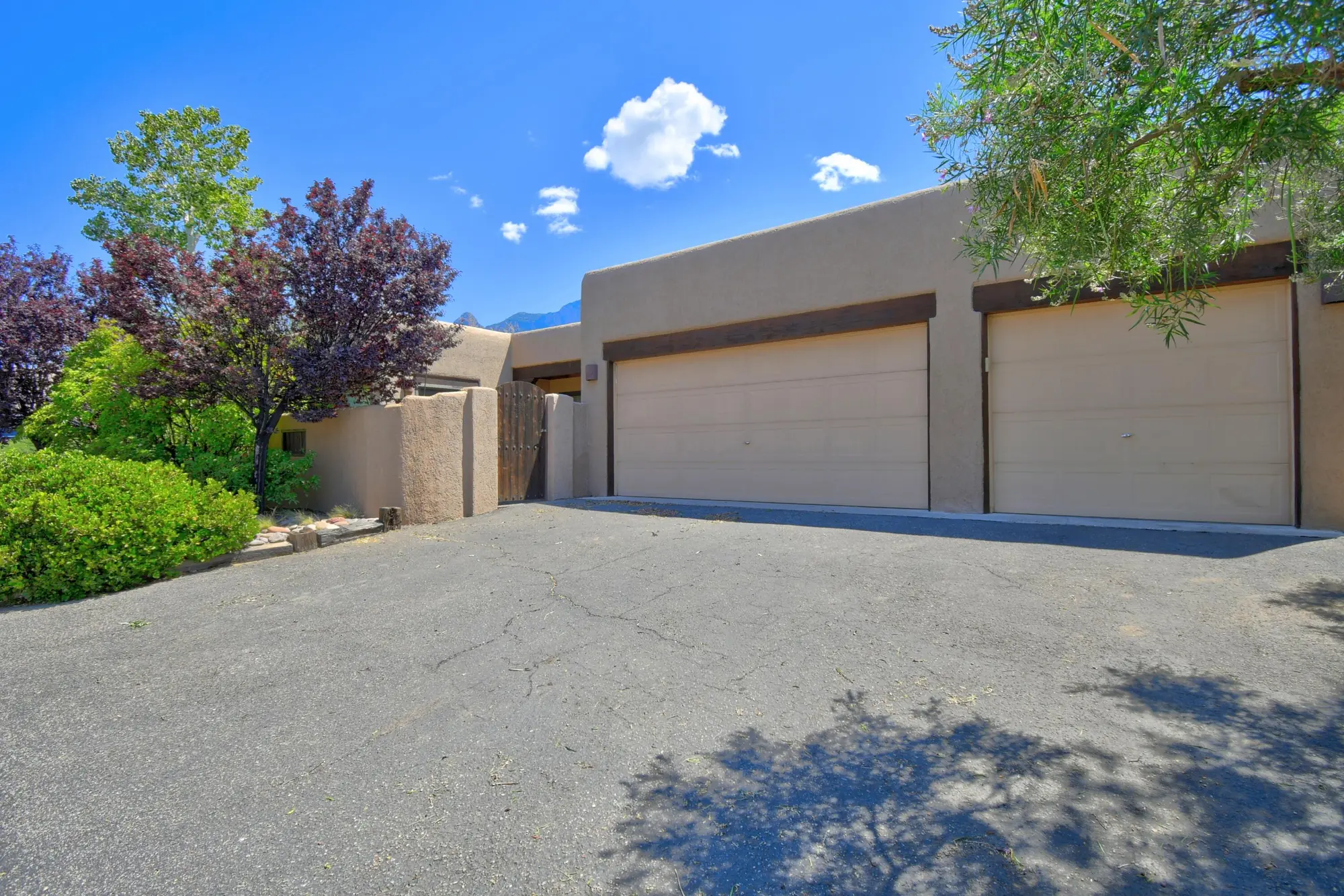 2762 Cliffrose Drive NE