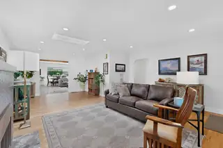 328 Fontana Place NE 