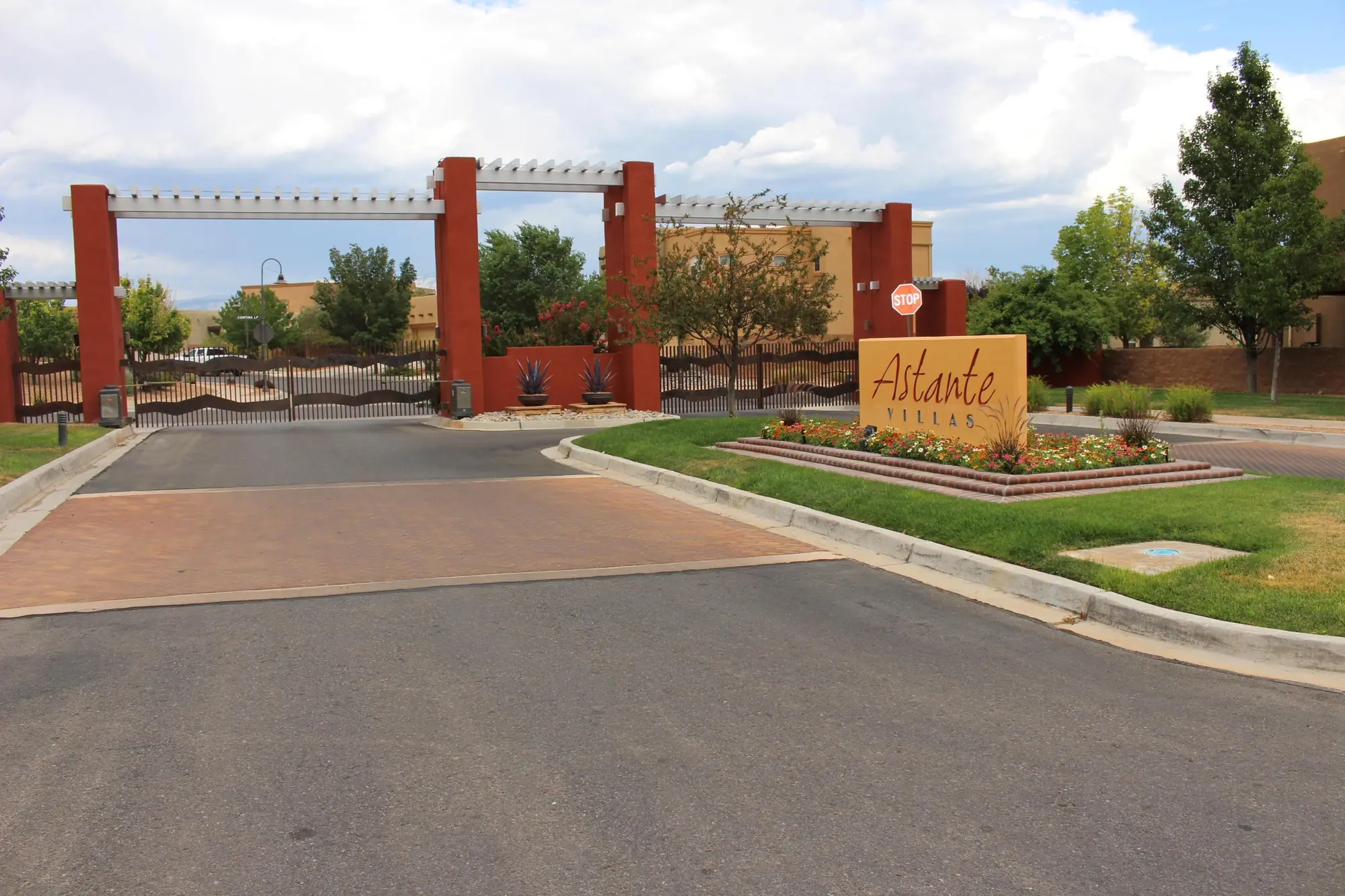 1829 Cortina Loop SE