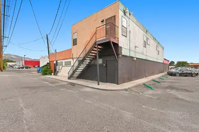 7913-7915 Menaul Boulevard NE 