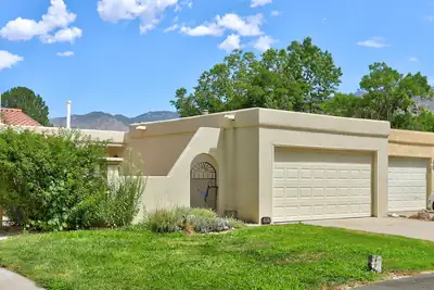 608 Meadow Green Court SE, Albuquerque