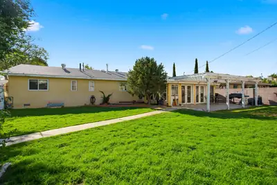 2812 Cardenas Drive NE 