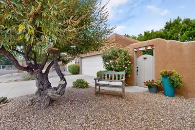 6603 Las Casitas Court NW, Los Ranchos