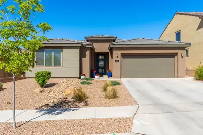 2745 Kings Canyon Loop NE 