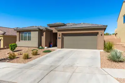 2745 Kings Canyon Loop NE 