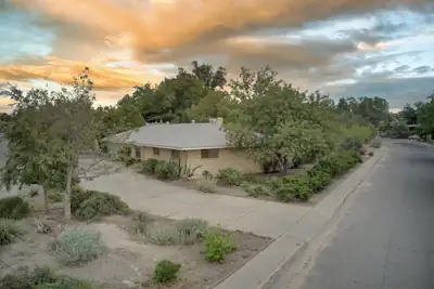 3804 La Hacienda Drive NE, Albuquerque