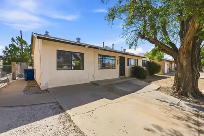 308 Espejo Street NE 