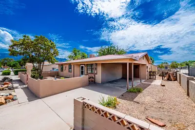 337 Los Pinos Road, Bernalillo