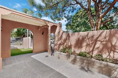 429 General Somervell Street NE 