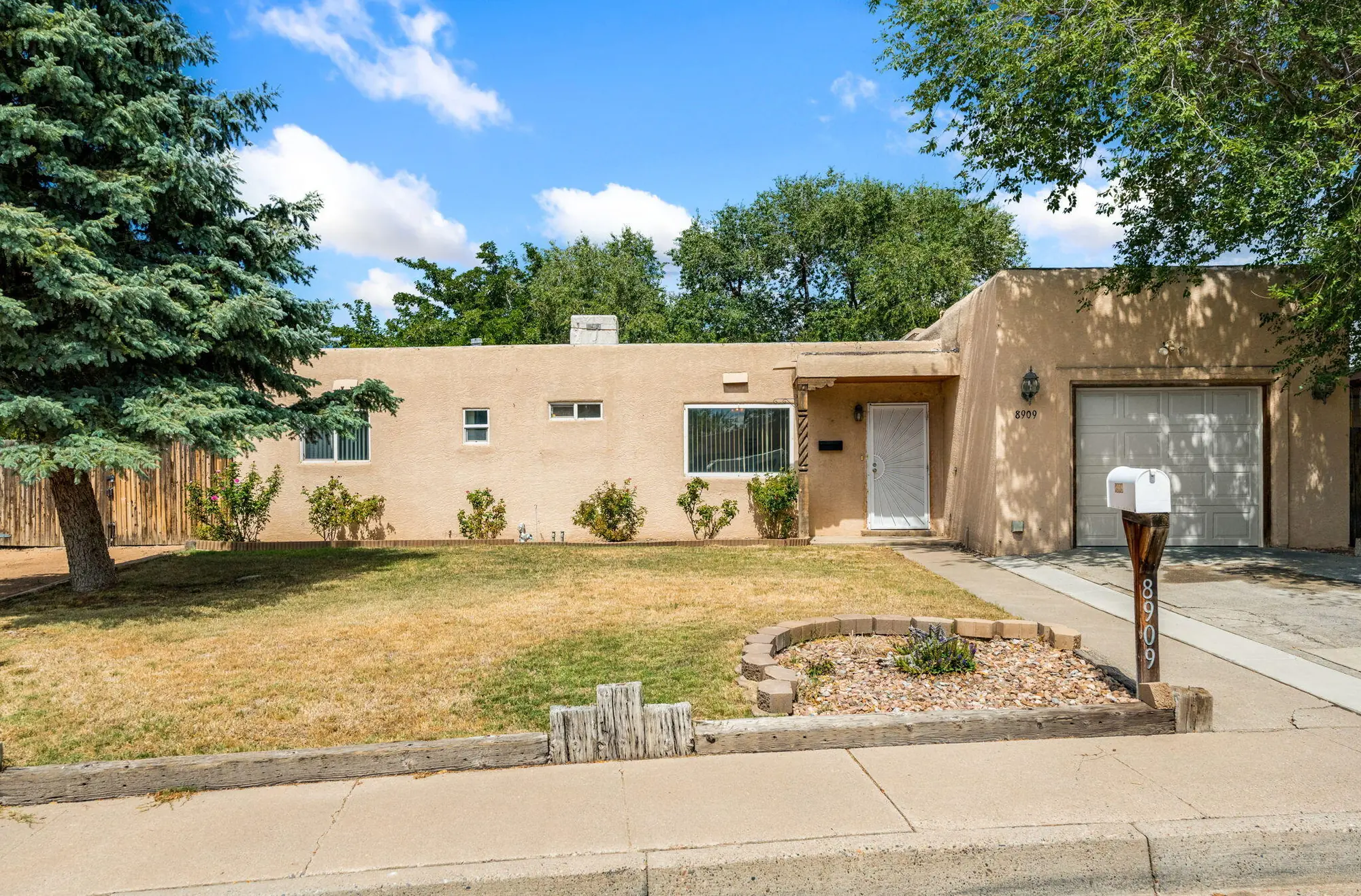 8909 Shoshone Road NE