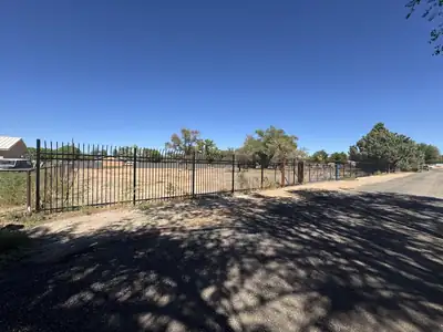 20 Bennet Road, Los Lunas 