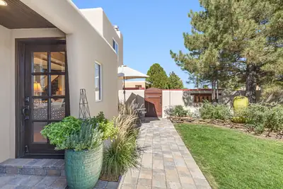 1002 Calle Margarita, Santa Fe, NM 87507 