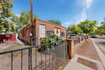 2215 Hooper Road SW, Albuquerque, NM 87105 