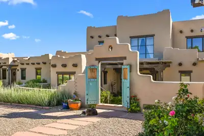 47 State Road 382, Ranchos de Taos, NM 87557 